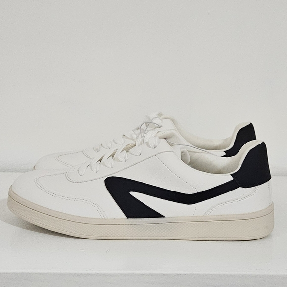 DV Dolce Vita Women's White and Black Sneakers - Picture 4 of 12